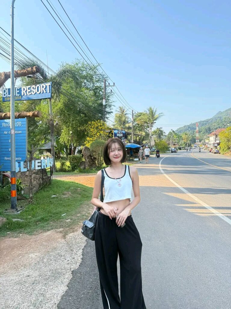 Gái Xinh Mặc Bikini Gợi Cảm Tận Hưởng Vẻ Đẹp Tự Nhiên Qua Những Bức Ảnh Mê Hoặc